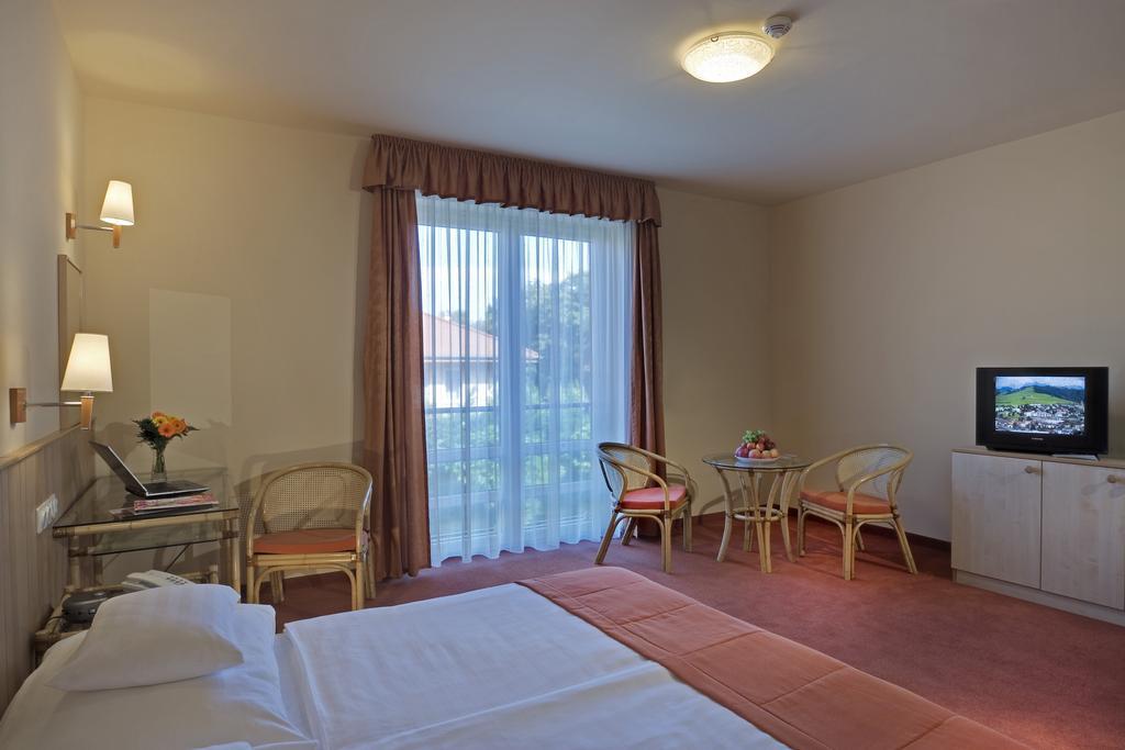 Termálhotel Martfű Habitación foto